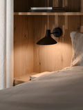 Darci kort vegglampe Sort